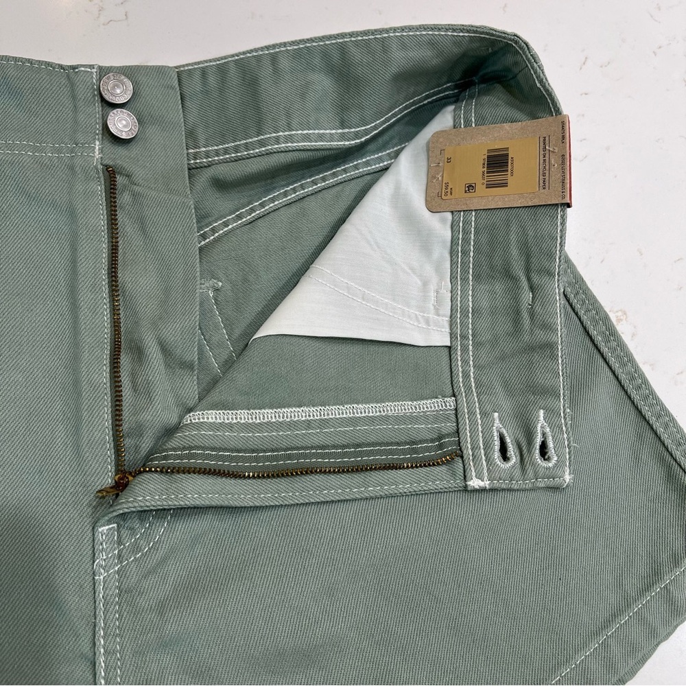 Levi’s High Waisted Mom Shorts Sage Green NWT Size 33 - Picture 3 of 12
